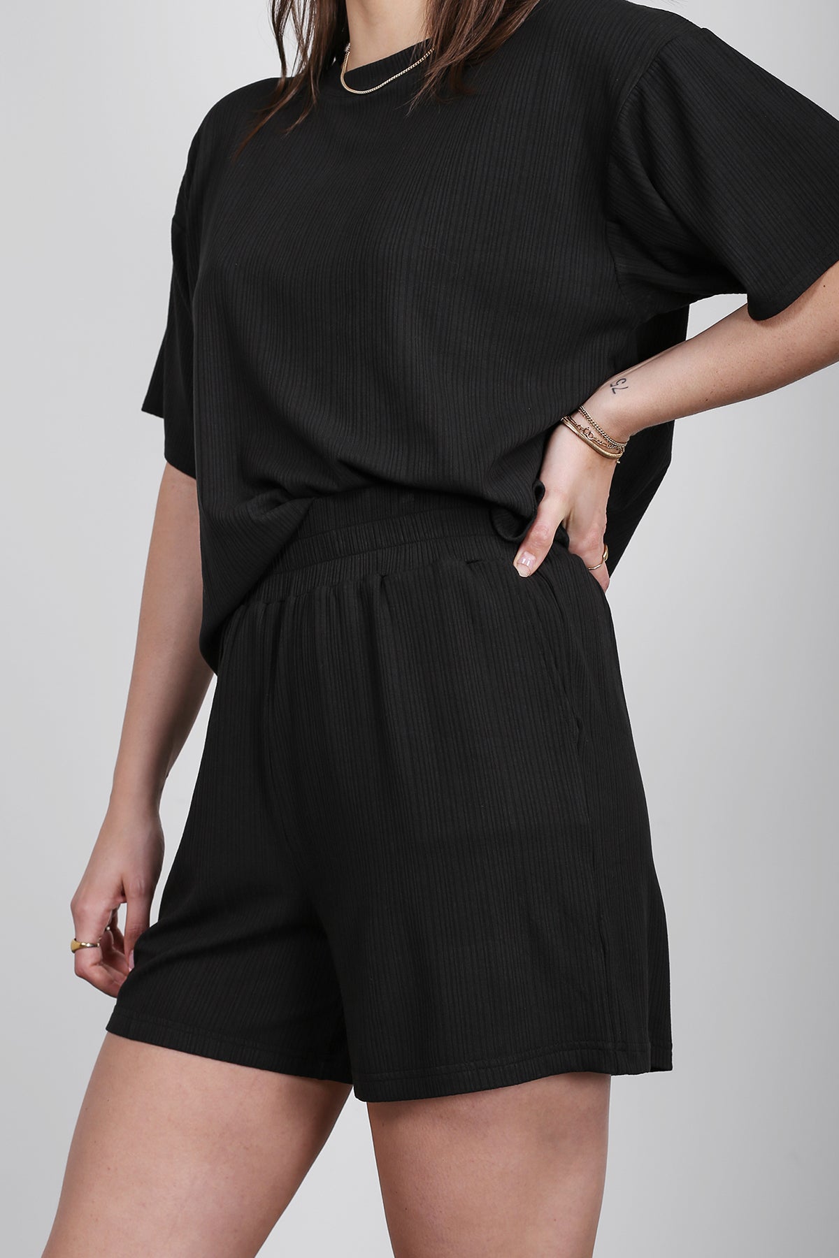RIBBED BOXY TEE IN BLACK